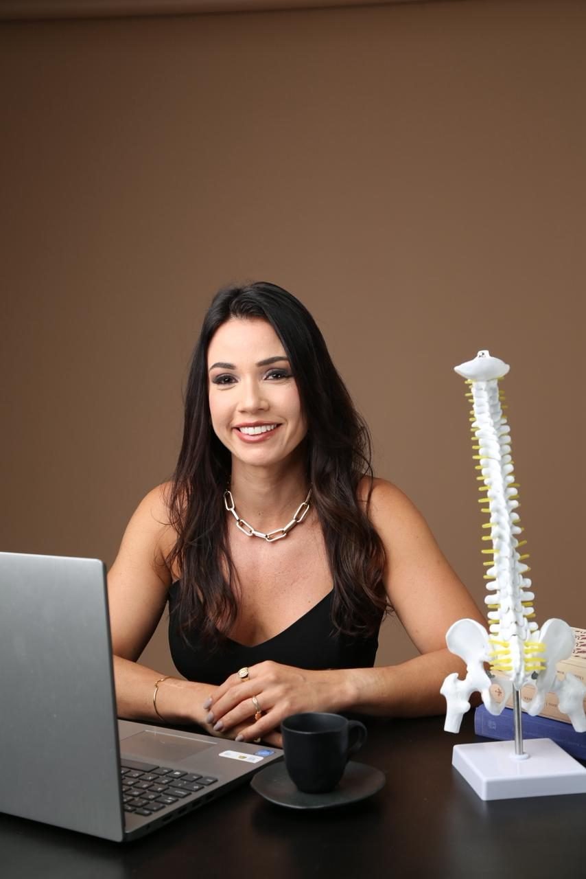 Giselle Guimarães, fisioterapeuta pós-graduada em quiropraxia, em seu consultório
